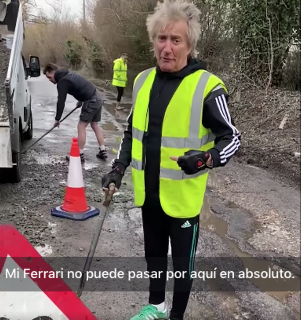 Diario HOY | Rod Stewart tapa baches: "Mi Ferrari no puede pasar por aquí"