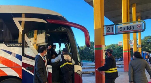 Buses de corta, mediana y larga distancia suspenden viajes a causa de cierres de ruta - Noticiero Paraguay