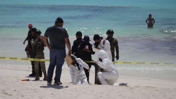 Turistas caminaban por la playa en Cancún y encontraron huesos humanos