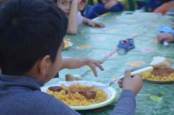 Transmiten esperanza por medio de comedor comunitario en Lambaré