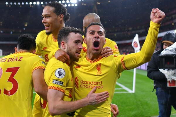 Liverpool castiga de visita a Arsenal y le pisa los talones al Manchester City