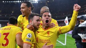 El Liverpool gana y le respira en la nuca al City