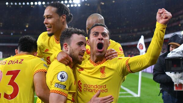 El Liverpool gana y le respira en la nuca al City