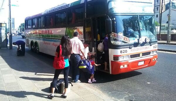 Suspenden transporte de pasajeros de media y larga distancia por bloqueo de rutas - Nacionales - ABC Color