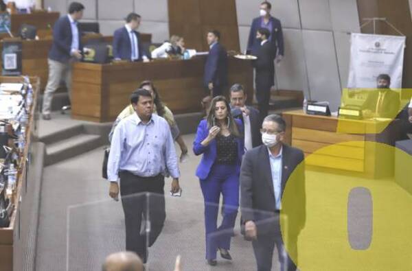 Crónica / Trata a Kattya de “lata pararã” y cañea el “papelón” de Buzarquis