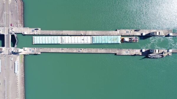 Un solo convoy de barcazas pasó por la esclusa de Yacyretá luego de las recientes lluvias - Nacionales - ABC Color
