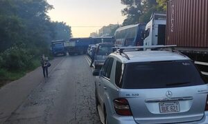 Colectivos que realizan viajes al interior, como avei los internacionales, suspenden sus servicios por cortes de rutas