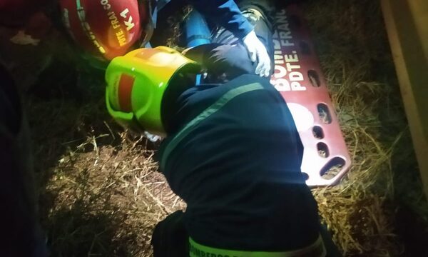 Dos hombres lesionados tras caer de motocicleta