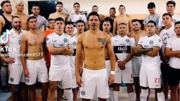 Particular festejo de Olimpia en los vestuarios