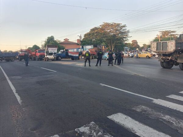 Mucha congestión en el cuarto día de bloqueos para exigir que baje el combustible - Nacionales - ABC Color