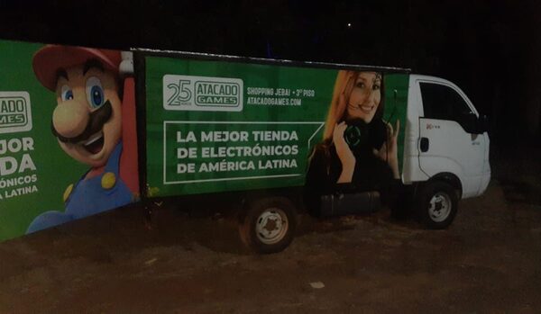 Roban mercaderías y abandonan camión