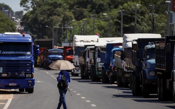 Continúan las protestas y los bloqueos tras rechazo a propuesta del Ejecutivo