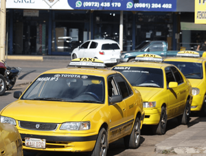 Taxistas bloquean media calzada de la ruta 02 · Radio Monumental 1080 AM
