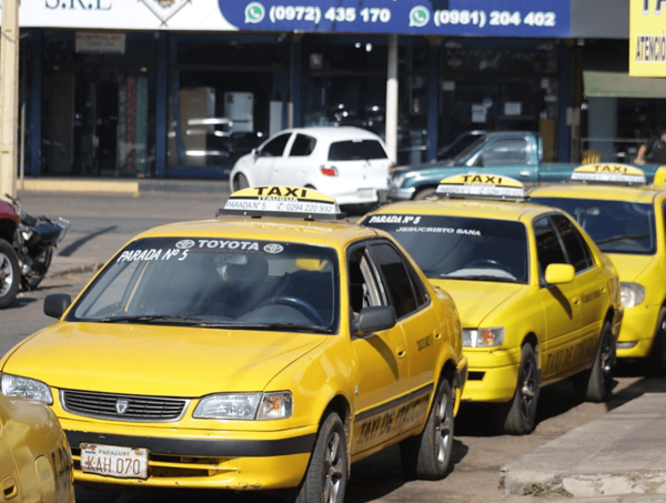 Taxistas bloquean media calzada de la ruta 02 · Radio Monumental 1080 AM