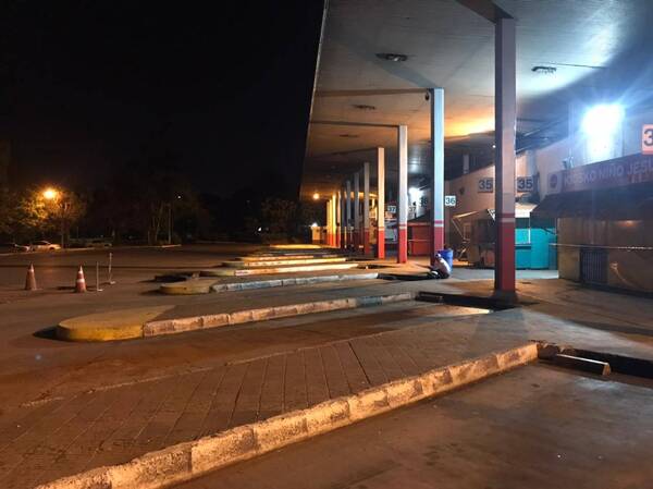 Crónica / Todo está parado: no pasa naranja en la Terminal por cierre de rutas