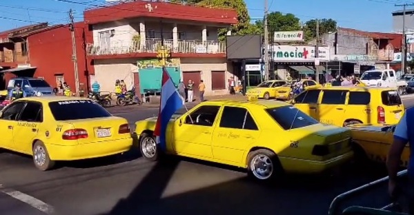 Taxistas bloquean la Ruta PY02 en Itauguá - 1000 Noticias