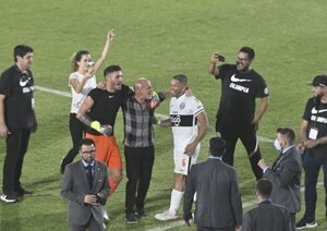¡Ya saben donde buscar los huevos! La locura de la gente y del presi del Olimpia en el Defensores (VIDEO)