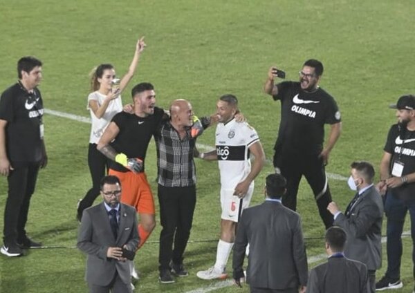 ¡Ya saben donde buscar los huevos! La locura de la gente y del presi del Olimpia en el Defensores (VIDEO)