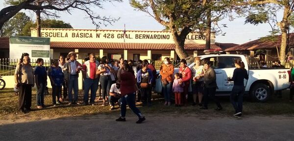 Padres de familia intentaron cerrar el portón de acceso a una escuela de Ñeembucú - Nacionales - ABC Color