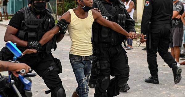 La Nación / Cuba reparte penas de 6 a 30 años de cárcel para 128 manifestantes