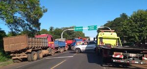 Concejal de Paraguarí intentó avanzar de forma prepotente, en bloqueo de Ruta PY 01, y camioneros no aceptan plan del gobierno  - Nacionales - ABC Color