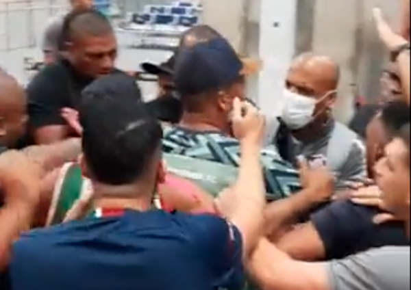 Recibimiento hostil de los hinchas del 'Flu' a Felipe Melo