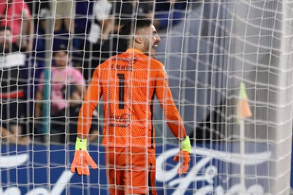 Reviví los dos penales que atajó Olveira para la clasificación - Olimpia - ABC Color
