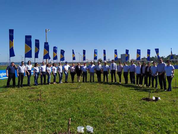 Regional Seguros cumple 28 años con plantación de arbolitos en la costanera de Encarnación