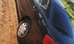 Abandonan automóvil utilizado en robo de electrónicos