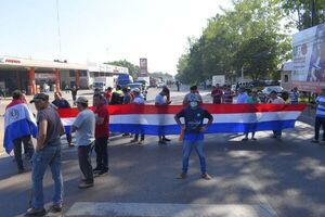 Rechazan “solución parche” del gobierno y continúan bloqueos en Guairá - Nacionales - ABC Color