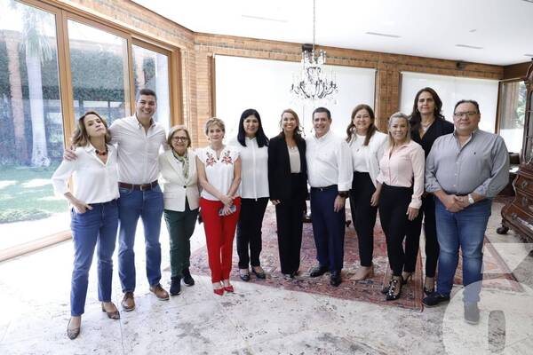 Crónica / Mujeres políticas que aspiran al Senado se reunieron con "Santi" y HC