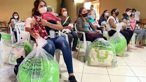 Crónica / Mamitas reciben un completito "Kits de Kunu'u" en Nueva Italia