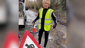 Cansado de huecos en el asfalto, el cantante Rod Stewart arregla la vía con sus propias manos: «Mi Ferrari no puede pasar por