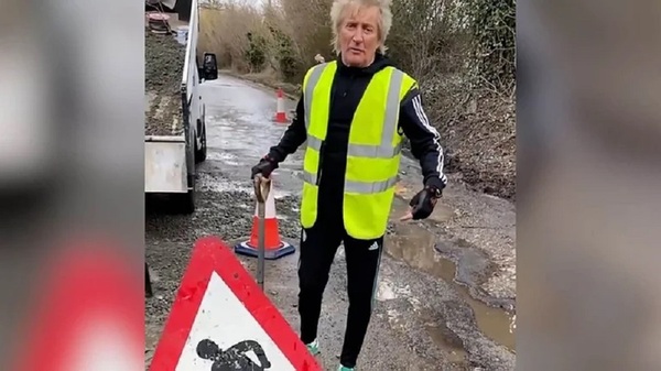 Cansado de huecos en el asfalto, el cantante Rod Stewart arregla la vía con sus propias manos: «Mi Ferrari no puede pasar por