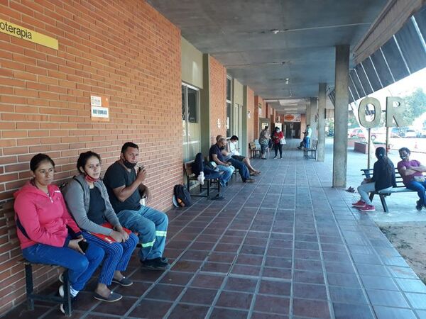 Pacientes del Incan compran medicamentos de Clorinda por falta de medicamentos - Nacionales - ABC Color