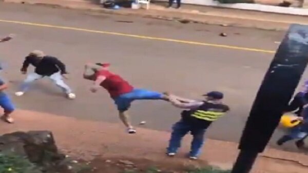 Manifestaciones se salen de control: A patadas y puños se tomaron camioneros y transportistas | Noticias Paraguay