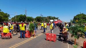 Camioneros endurecen medida de fuerza y policía amenaza con represión en Caaguazú - Nacionales - ABC Color
