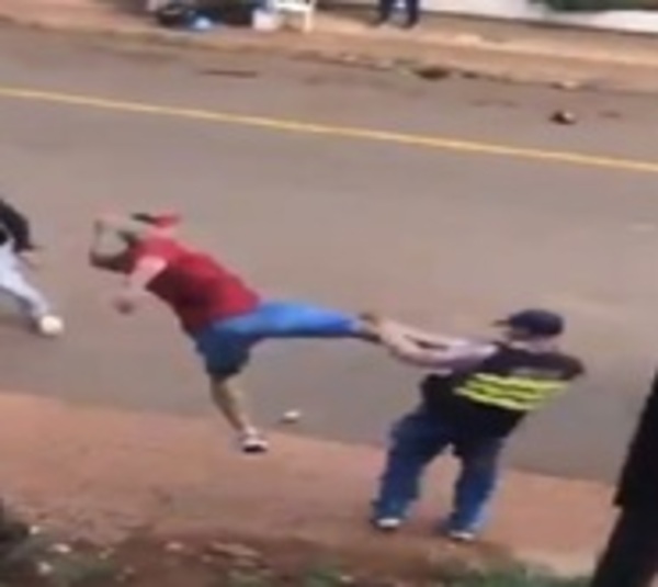 A patadas y puños se tomaron camioneros y transportistas - Paraguay.com