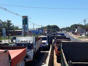 Resisten y continúan con el cierre intermitente de la Ruta PY02 en zona ex-Aratiri e Itauguá - Nacionales - ABC Color