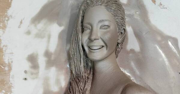 La Nación / Paola Gaete fue inmortalizada con una escultura moldeada por el Rey del Barro