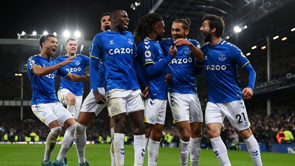 Everton vence sobre el final al Newcastle de Almirón