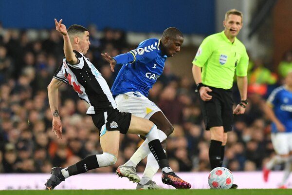 Miguel Almirón tuvo acción en la caída del Newcastle ante Everton