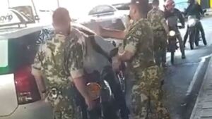 Rajan de su puesto a militar que dio "akãpete" a motociclista