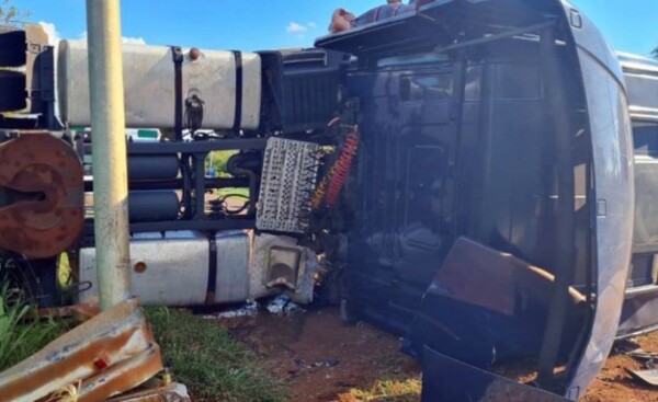 Camionero sufre lesiones tras violento choque y vuelco en Iruña