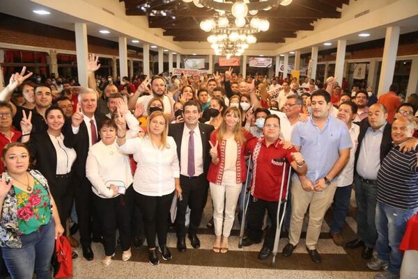 Estatales colorados entregan pedidos al candidato Hugo Velázquez - Nacionales - ABC Color