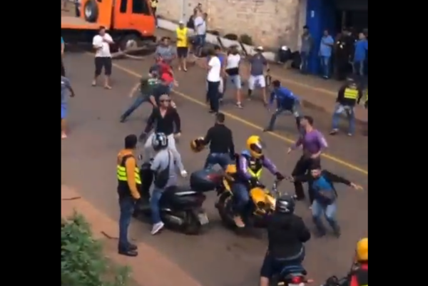 Manifestantes a golpes con mototaxistas en Ciudad del Este