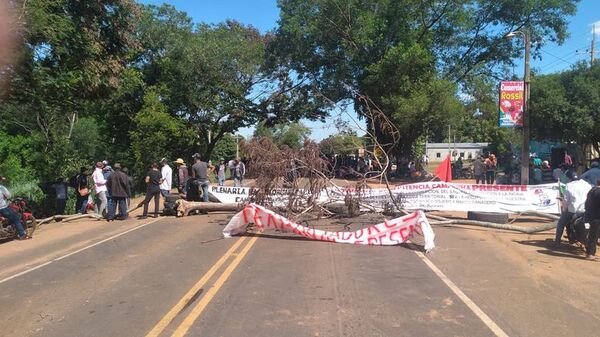 Labriegos bloquearon la ruta PY08 en San Pedro y no descartan “invadir” Asunción - Nacionales - ABC Color