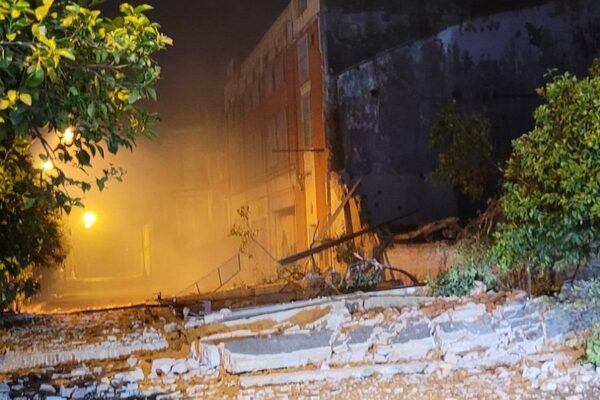 ¿Bombardeo en Asunción? Cayó feroz pared de edificio histórico del centro (VIDEO)
