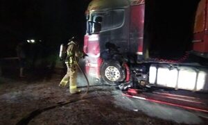 Se incendia parte de camión