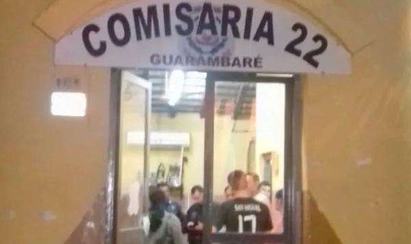 Hallan cadáver que sería de un policía en estacionamiento de un supermercado - Noticiero Paraguay
